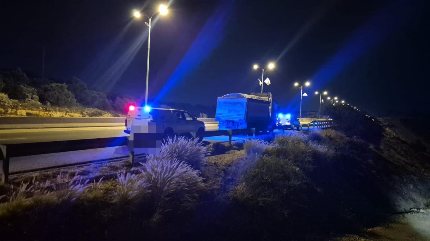 בהתאם לדרישת פורום ראשי הרשויות באזור, פעלה אמש יחידת דוד ולכדה בלילה שלוש משאיות שניסו להבריח פסולת בלתי חוקית דרך כביש חוצה שומרון.
        ✔ נהג אחד נמלט מהמשאית ונתפס ע"י המשטרה
        ✔ שתי משאיות נוספות הועברו למגרש האכיפה בצופים
        ✔ כלל הנהגים ובעלי הרכבים יזומנו לשימוע
        האכיפה עולה מדרגה בדיוק כפי שדרשנו מהמדינה.
        לא נאפשר את הפיכת השומרון וראש העין לאתר פסולת פיראטי, ונמשיך לדרוש שהמנהל האזרחי יפעל יחד עם כל הגורמים בנחישות והתמדה עד שנשים סוף לעבריינות הזו. כל צעד קטן מקרב אותנו אל היעד.