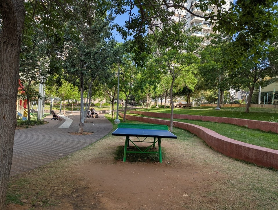 ממשיכים להכניס אנרגיה וספורט לשכונות!
        שמח לעדכן על המשך התקנת שולחנות פינג פונג בגנים ציבוריים ברחבי העיר – עוד צעד קטן לכיוון קהילה פעילה, בריאה ומחוברת 💪
        שולחנות חדשים הותקנו לאחרונה במיקומים הבאים:
        ✔️ גן שייקה אופיר (רובע האומנים B – גן תדהר)
        ✔️ שצ"פ הגבעה (רובע הנביאים E)
        ✔️ גן נדין גורדימר (רובע חתני פרס נובל A)
        ✔️ גן פעמון (שכונת נווה אפק)
        ✔️ גן דקר (שכונת המייסדים)
        אז תביאו מחבט, קחו חבר או ילד, ותגיעו להתאמן – או פשוט ליהנות ממשחק טוב באוויר הפתוח 🏓☀️