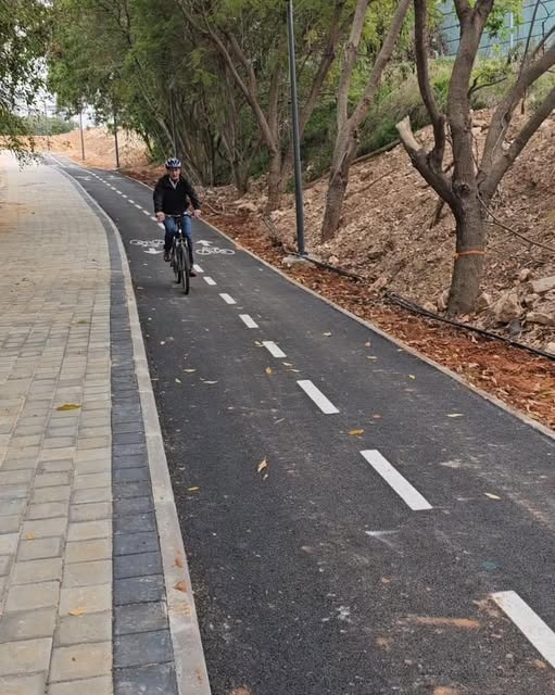 תושבי ראש העין תתחדשו,  שביל אופניים נוסף נחנך בשבילכם ולמענכם. 
        השביל מוביל מרח' ויצמן, דרך רח ז'בוטינסקי ועד לרח' בגין ועובר מאחורי הסופר בגבעת טל. 
        ממשיכים בכל הכוח לשפר ולהוסיף שבילים נוספים בעיר. תהנו 🙂