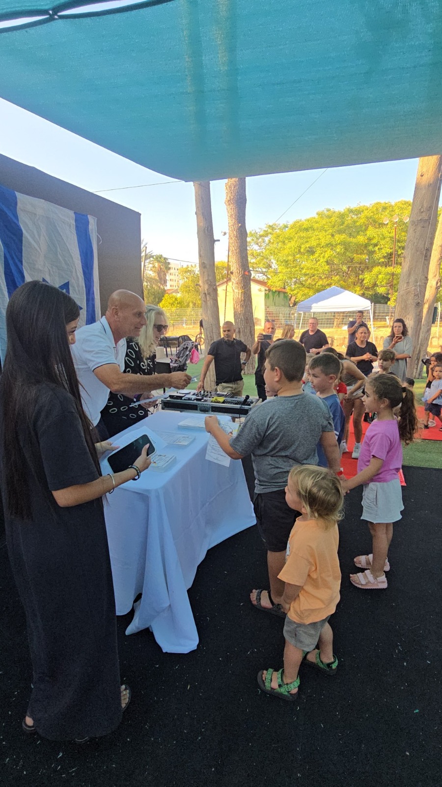 הילדים של משפחות המילואים – אתם הגיבורים האמיתיים של הבית!
        לראות את הילדים לצד אמא או אבא במדים, עולים על השטיח האדום, מקבלים תעודת הוקרה ופשוט זוהרים פשוט מחמם את הלב.
        התרגשנו יחד איתם, שמחנו איתם וידענו שמגיע להם. מכל הלב.
        תודה לאגף הנוער והצעירים ולמחלקת מורשת ישראל על ההובלה, לבנות השירות ולעמותת בת עמי ולכל מי שלקח חלק.
        וכמובן אנחנו לא עוצרים כאן, אנחנו ממשיכים: בקיץ הקרוב מחכות קייטנה למשרתי המילואים הפעילים, יום כיף בהולמס פלייס והפעלות במיוחד לילדים לכלל משרתי המילואים.
        לא רק בחזית יש גיבורים. גם בבית.