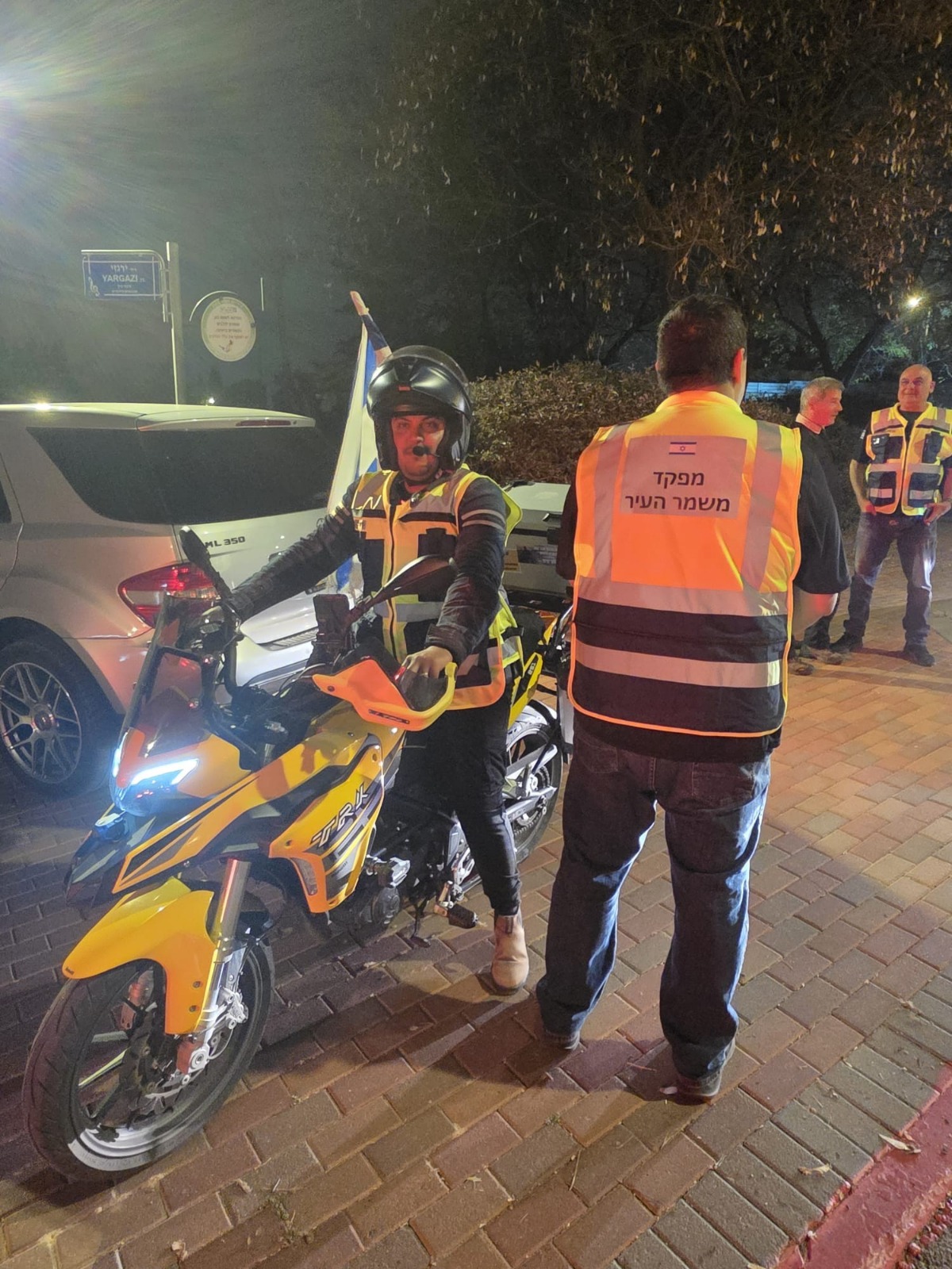 משמר העיר ראש העין – שומרים על הבית ביחד!
        אנחנו מחזקים את הביטחון בראש העין עם הקמת משמר העיר – כוח מתנדבים עירוני.
        זה בנוסף לכיתות הכוננות שכבר קיימות, פעילות ומיומנות.
        המשמר העיר יפעל בשגרה ובחירום ויהווה חיזוק קהילתי משמעותי לביטחון ולרציפות התפקודית.
        לא במקום המשטרה וכוחות הביטחון, אלא תוספת כוח זמין בשטח.
        נפרסם בקרוב דרכי תקשורת להתנדבות.
        ביחד, שומרים על ראש העין.